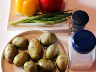 1、干锅小土豆,备好食材