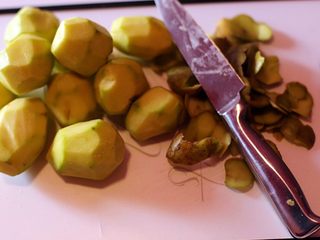 2、干锅小土豆,将小土豆去皮