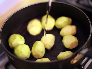 3、干锅小土豆,锅中倒入没过土豆一半高的水量