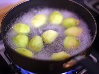 4、干锅小土豆,盖上盖子中火烧滚