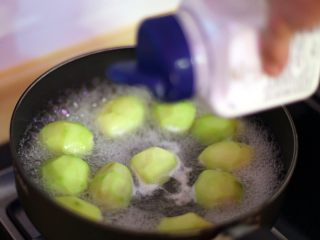 5、干锅小土豆,倒入适量海盐或普通盐巴调味