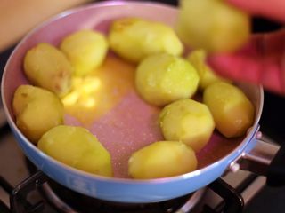 6、干锅小土豆,待水烧基本干后放入10克黄油转小火将土豆煎至金黄