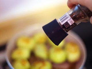 7、干锅小土豆,倒入适量黑胡椒碎