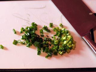 8、干锅小土豆,将香葱切碎