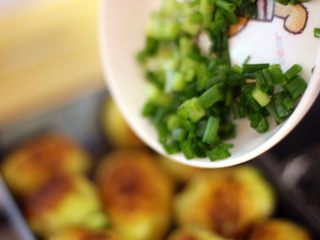 9、干锅小土豆,倒入香葱碎