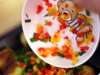 11、干锅小土豆,倒入彩椒碎点缀