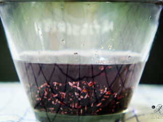 2、在家就能做的酸奶紫米露！,紫米加水，浸泡1晚。水加进去，就慢慢变成了深色的紫，这个时候还是可以看见紫米的形状。