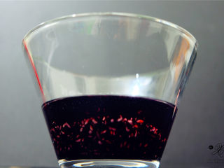 3、在家就能做的酸奶紫米露！,浸泡一夜后，水的颜色变得更深了。此时将紫米冲洗几遍，洗净就可以准备下锅蒸煮了。