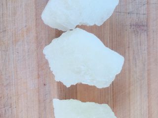 2、天然止咳药-金桔冰糖水,3大块冰糖备用。