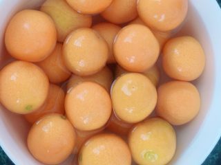 4、天然止咳药-金桔冰糖水,加水浸泡个10分钟。