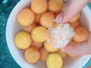 5、天然止咳药-金桔冰糖水,浸泡时间到后，把金桔表面沾上盐用水搓一下，洗去表面的蜡。