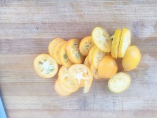 6、天然止咳药-金桔冰糖水,把金桔挨个切成片，这样容易充分煮透。