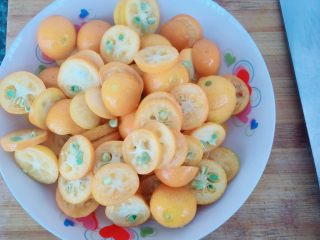 7、天然止咳药-金桔冰糖水,切完装盘备用。里面的籽不要扔掉。因为籽是一种止咳药材。