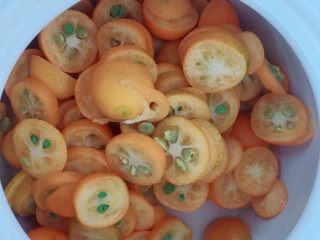 8、天然止咳药-金桔冰糖水,把金桔倒入砂锅????里面。