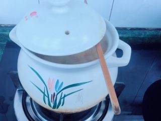 11、天然止咳药-金桔冰糖水,盖上锅盖差不多煮个30-40分钟。一开始可以开中火，煮至沸腾。然后关小火。把盖子可以用筷子撑住，这样即使沸腾了也不容易溢出来。但是也不能太大意。煮的时候最好是时刻关注下。因为烧的时候有气泡。稍不留神就会溢出来的。