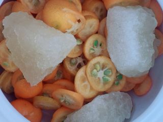 9、天然止咳药-金桔冰糖水,放入3块冰糖。