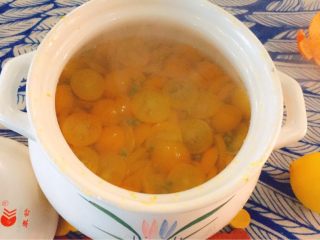 13、天然止咳药-金桔冰糖水,关火，盖上盖子闷个5分钟，然后打开盖子冷却。