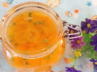 14、天然止咳药-金桔冰糖水,冷却后，装入可以密封的玻璃瓶子里面。玻璃瓶子储存东西最好，不要用塑料瓶子容易氧化。