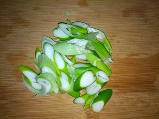 3、绿豆芽炒饼丝,葱切片