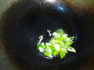 4、绿豆芽炒饼丝,锅中放入适量植物油，爆香葱片
