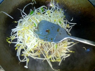 6、绿豆芽炒饼丝,放入两勺生抽翻炒