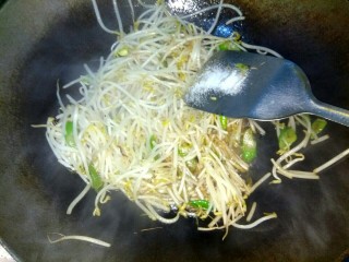 7、绿豆芽炒饼丝,放入适量盐翻炒