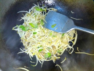 8、绿豆芽炒饼丝,加入少量清水，翻炒至绿豆芽变软