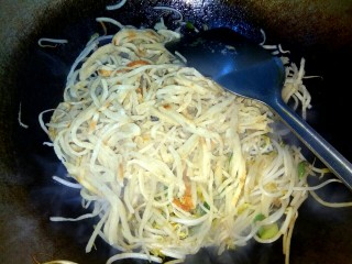 9、绿豆芽炒饼丝,倒入饼丝