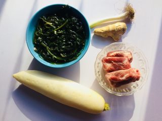 1、暖心????萝卜排骨海带汤,准备一根白萝卜，五块排骨，一碗泡发的海带。