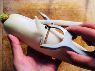 2、暖心????萝卜排骨海带汤,将萝卜洗净去皮。