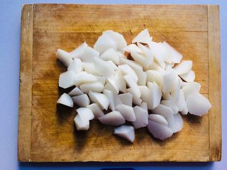 3、暖心????萝卜排骨海带汤,切成滚刀块。