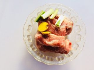 4、暖心????萝卜排骨海带汤,切好葱段，姜片备用。