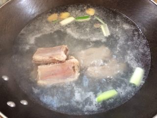 5、暖心????萝卜排骨海带汤,大火烧开清水，放入排骨，葱段和姜片。