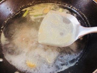 6、暖心????萝卜排骨海带汤,烧开后撇去浮沫。