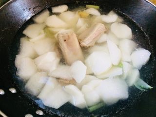 7、暖心????萝卜排骨海带汤,倒入切好的白萝卜块。