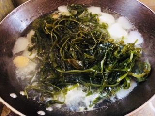 8、暖心????萝卜排骨海带汤,倒入海带丝。