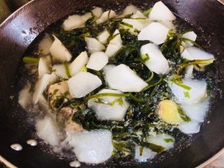 9、暖心????萝卜排骨海带汤,一起炖煮30分钟。