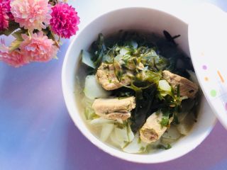 10、暖心????萝卜排骨海带汤,放入可以保温的器皿中。