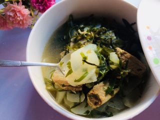 11、暖心????萝卜排骨海带汤,萝卜已经炖至透明、软烂。