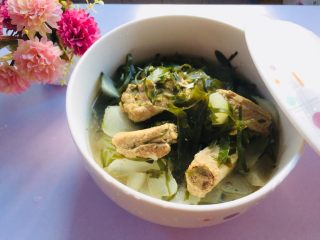 12、暖心????萝卜排骨海带汤,可以端上餐桌，慢慢享用啦！
