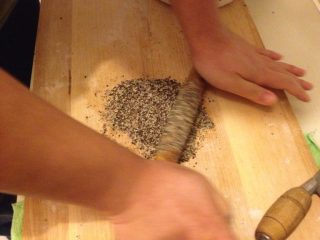 2、苏子籽薄饼,把煲熟的苏子籽擀碎;