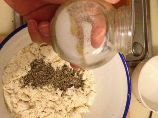 3、苏子籽薄饼,准备好面粉、开水、生水。然后分别用开水和生水各和一半面,在和面时加入少量盐还有擀好的苏子籽。