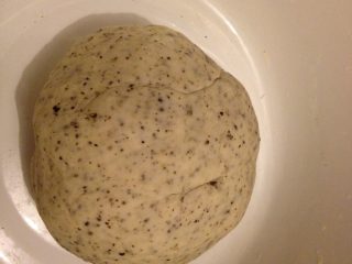 4、苏子籽薄饼,和好面后盖盖,醒面大约10分钟。