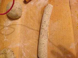 6、苏子籽薄饼,如图,卷成卷。