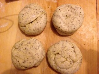 7、苏子籽薄饼,如图,做好剂子。