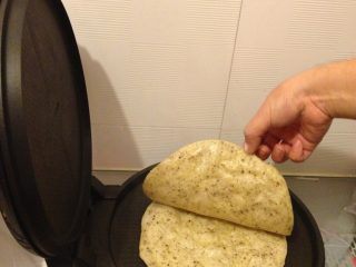 8、苏子籽薄饼,如图,可以用电饼铛同时烙两张饼,两饼之间少涂些油,之后全程无需放油!也可以用燃气中小火煲熟。