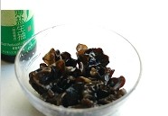 4、果醋拌木耳,焯好的木耳里倒入生抽和盐,放入糖拌匀。