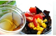 8、果醋拌木耳,倒入果醋,充分拌匀。