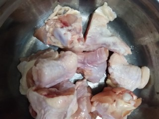 2、家庭版火锅鸡~快手版,鸡翅根切两半。