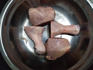 3、家庭版火锅鸡~快手版,鸡腿切两半。鸡肉焯水备用。